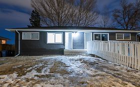 Centre Street Upper 2Bedsuite 4408